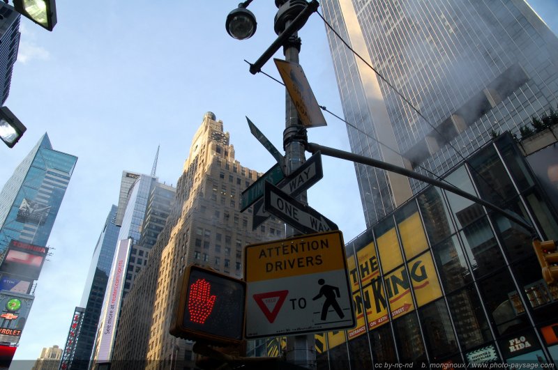 Signalisation à Time Square
Il n'y a pas que des panneaux publicitaires...
Manhattan, New York, USA
Mots-clés: usa new-york etats-unis paysage_urbain manhattan time-square panneau panneaux_de_signalisation_ny