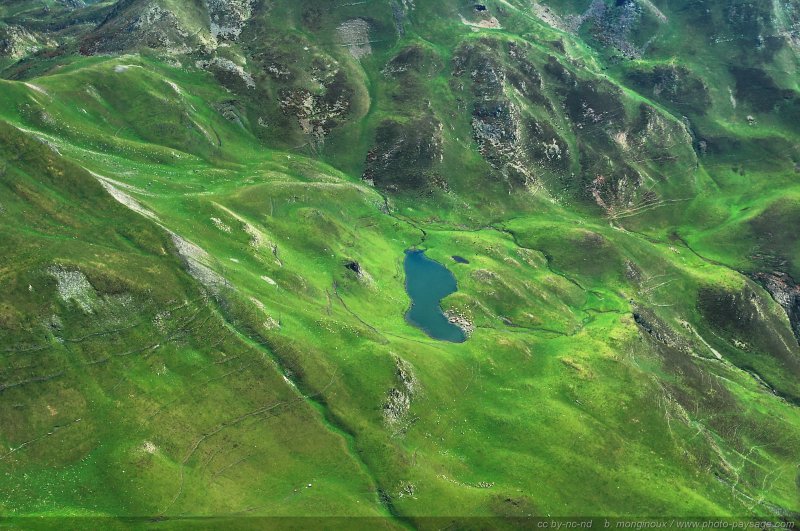Hautes Pyrénées
Lac d'Arizes et ruisseau d'Arizes vus depuis le sommet du [i]Pic du Midi de Bigorre[/i] (2872m). 
Mots-clés: montagne pyrenees campagne paturage categ_ete