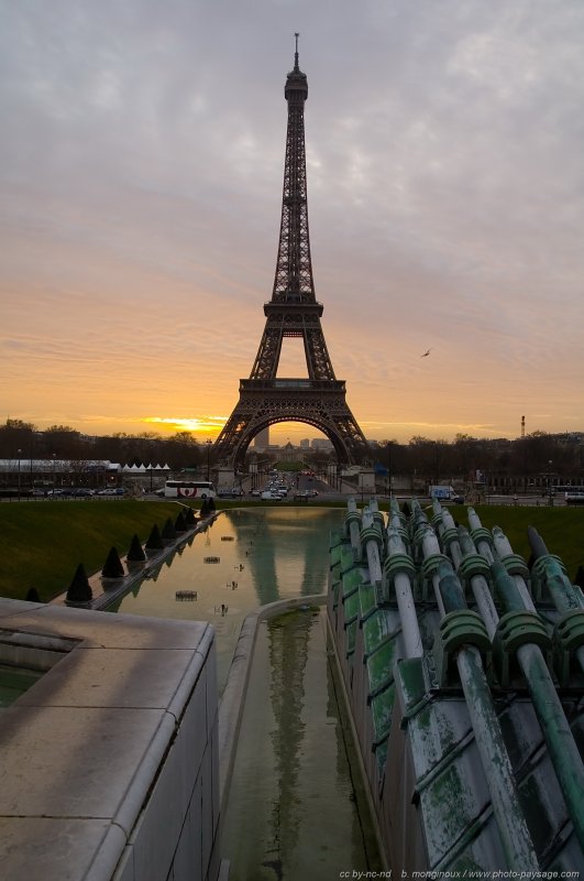 Reflet matinal dans les bassins du Trocadéro
Paris, France
Mots-clés: paris cadrage_vertical monument tour_eiffel lever_de_soleil aube reflets ciel nuage aurore matin point-du-jour trocadero