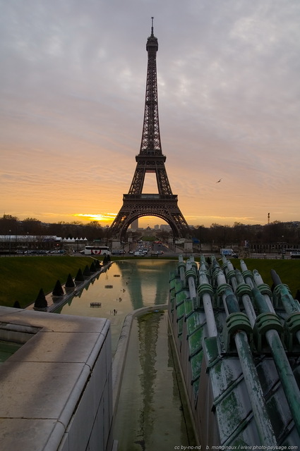 Reflet matinal dans les bassins du Trocadéro
Paris, France
Mots-clés: paris cadrage_vertical monument tour_eiffel lever_de_soleil aube reflets ciel nuage aurore matin point-du-jour trocadero