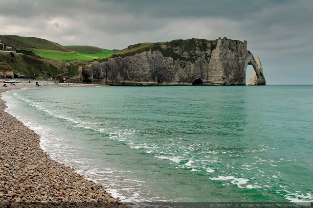 Sur la plage d'Etretat
Au fond à  droite : la falaise, 
l'arche et l'aiguille d'Aval.
à‰tretat, Haute Normandie
Mots-clés: etretat normandie littoral falaise mer plage galet les_plus_belles_images_de_nature