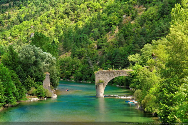 Rivière d'émeraude
Les eaux émeraude du Tarn s'écoulent tranquillement sous les ruines du vieux pont du Rozier.
[Gorges du Tarn]
Mots-clés: gorges_du_tarn riviere cevennes lozere categ_pont categ-massif_central categ_ete les_plus_belles_images_de_ville