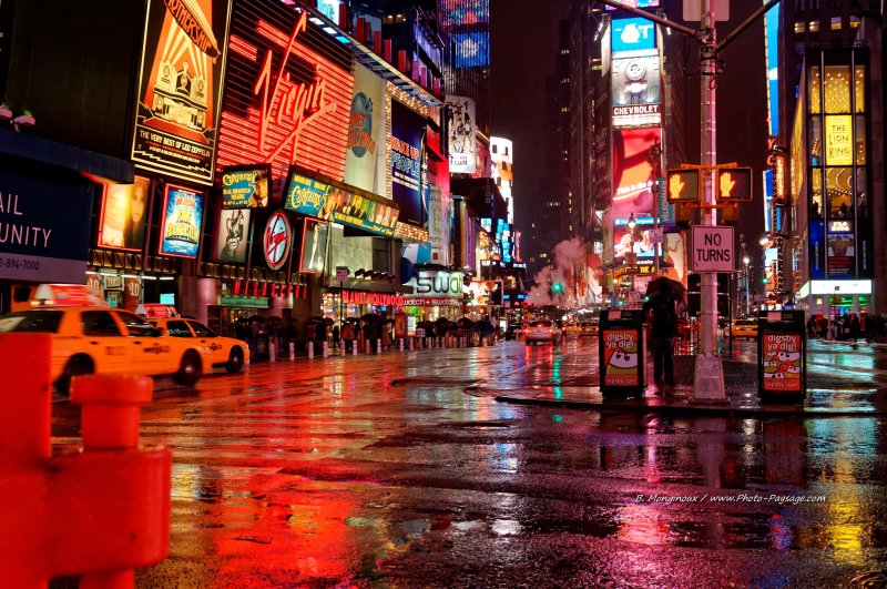 Les lumières de Time Square se reflètent la nuit sur le bitume humide
Manhattan, New York, USA
Mots-clés: new-york-by-night usa new-york etats-unis paysage_urbain manhattan time-square pluie reflets