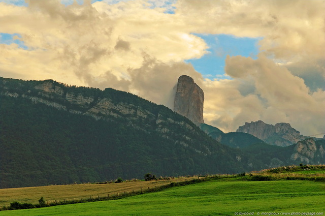 Le Mont Aiguille
[Montagnes du Vercors]
Mots-clés: vercors montagne mont-aiguille massif-subalpin nuage beautes_de_la_nature montagnard oxygene