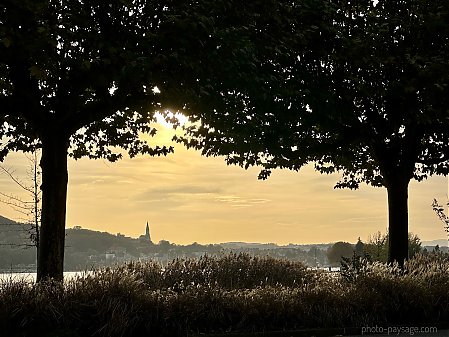 Annecy-contre-jour-fin-journee.jpeg