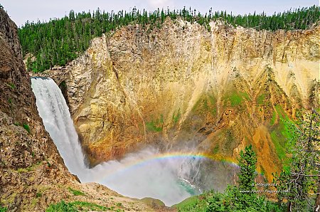 Arc-en-ciel-au-pied-des-lowers-falls-de-Yellowstone.jpg