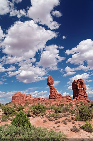 Arches2C-le-rocher-suspendu-de-Balanced-Rock.jpg