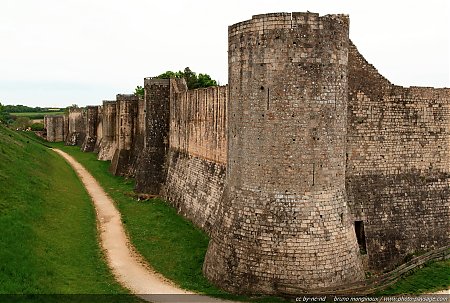 Architecture_militaire_medievale_-_Les_remparts_de_Provins.jpg