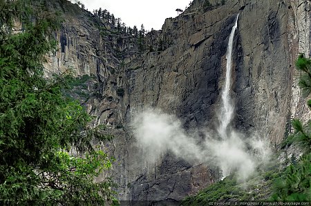 Au-pied-de-la-cascade-de-Bridalveil-fall.jpg