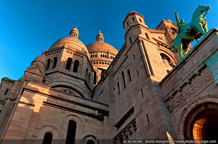 Au-pied-du-Sacre-Coeur.jpg