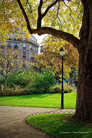 Automne_square_tour_st_jacques_Paris.jpg