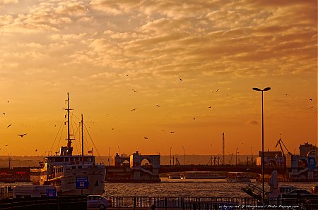 Bateaux_a_quai_sur_le_Bosphore_-1.jpg