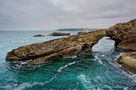 Biarritz-une-arche-naturelle-a-proximite-du-rocher-de-la-Vierge.jpg