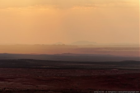 Brume-matinale-sur-fond-de-paysage-desertique.jpg