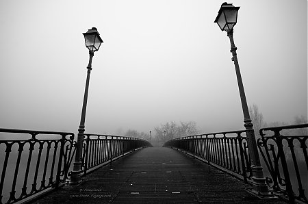 Brume-sur-la-passerelle-de-Bry.jpg