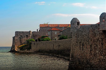 Budva-montegegro-les_remparts_face_a_la_mer.jpg