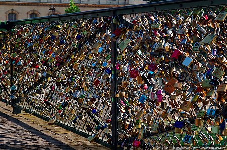 Cadenas-sur-le-Pont-des-Arts.jpg