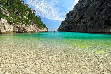 Canoes_dans_la_calanque_d_En_Vau.jpg