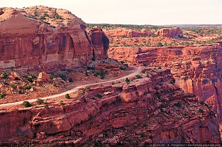 Canyonlands---un-4x4-sur-une-piste-vertigineuse-a-flanc-de-falaise.jpg