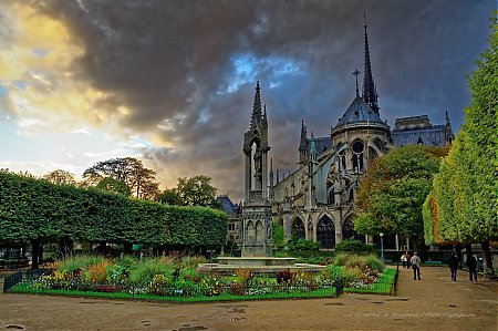Cathedrale-Notre-Dame-de-Paris-vue-depuis-le-Square-Jean-XXIII.jpg