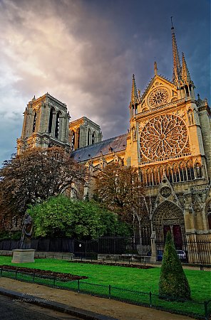 Ciel-pluvieux-en-fin-de-journee-sur-Notre-Dame.jpg