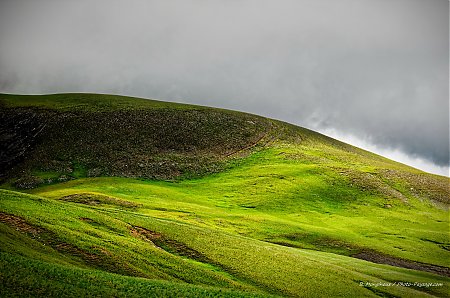 Collines_ondulees_en_contrebas_du_col_du_Galibier_-_02.jpg