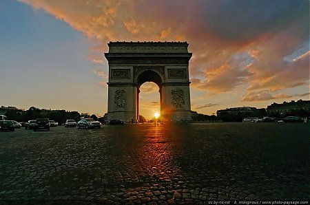 Coucher-de-soleil-derriere-l_Arc-de-Triomphe.jpg