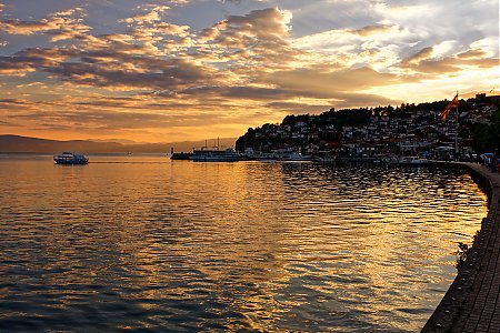Coucher-de-soleil-sur-la-ville-d-Ohrid.jpg