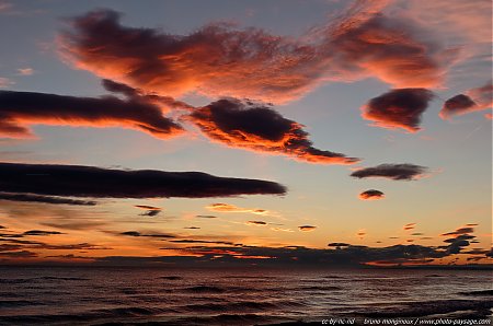 Des_nuages_teintes_de_rouge.jpg