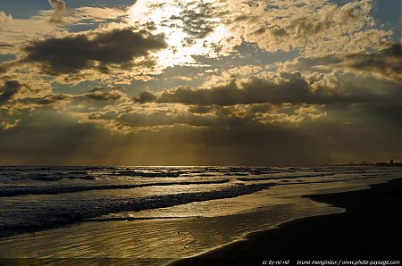 Des_rayons_de_soleil_a_travers_les_nuages_au_dessus_de_la_Mediterranee_-_02.jpg