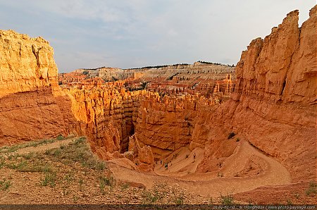 Descente-au-pied-des-Hoodoos-par-le-Navajo-loop-trail.jpg