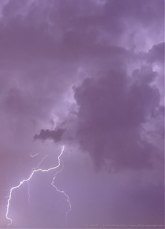 Eclair_et_nuage_d_orage_dans_la_nuit.jpg