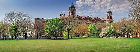 Ellis-Island---vue-sur-le-parc-et-le-musee-de-l_immigration.jpg