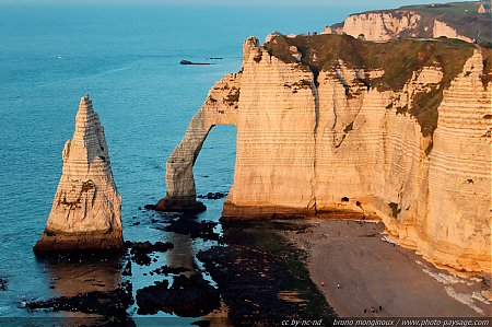 Les falaises d'Etretat Ã©clairÃ©es par la lumiÃ¨re chaleureuse du soleil couchant

Etretat, Haute Normandie