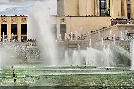 Fontaines_dans_le_jardin_du_Trocadero.jpg