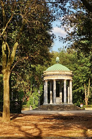 Kiosque-dans-le-parc-de-la-Villa-Borghese---1.jpg