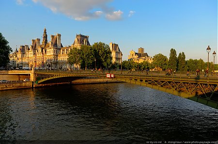 L-Hotel-de-Ville-et-le-pont-de-l-Arcole.jpg