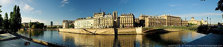 La-Seine2C-les-Tours-de-Notre-Dame-et-le-Pont-de-l_Arcole---Panoramique-HD.jpg