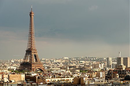 La-Tour-Eiffel-vue-depuis-le-toit-de-l_Arc-de-Triomphe.jpg
