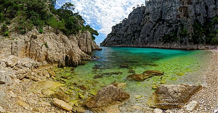 La-calanque-d_En-Vau-vue-depuis-la-plage.jpg