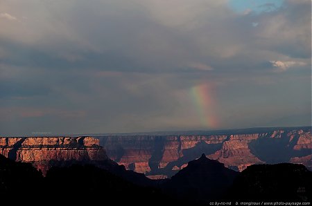 La-lumiere-du-soleil-couchant-dessinant-un-debut-d_arc-en-ciel-au-dessus-de-la-rive-sud-du-Grand-Canyon.jpg