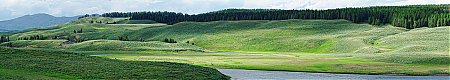 La-riviere-Yellowstone-passant-au-pied-de-collines-ondulees_redimensionner.jpg