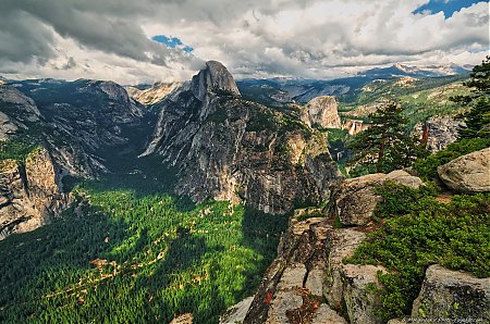 Le-Half-Dome-et-la-valee-de-Yosemite-vus-depuis-Glacier-Point.jpg