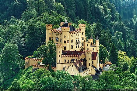 Le-chateau-de-Hohenschwangau-vu-depuis-Neuschwanstein.jpg