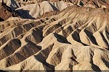 Le-lac-de-Furnace-Creek-asseche-depuis-5-millions-d_annee-est-a-l_origine-des-depots-de-cendres-et-graviers-qui-ont-cree-ce-site.jpg