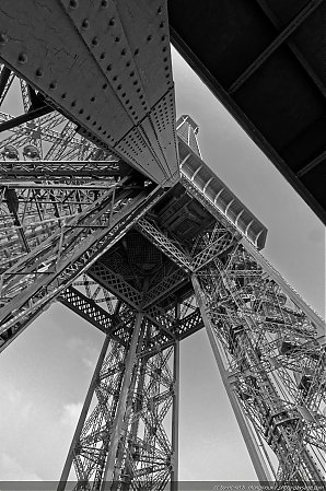 Le-sommet-de-la-Tour-Eiffel-vu-depuis-le-1er-etage.jpg