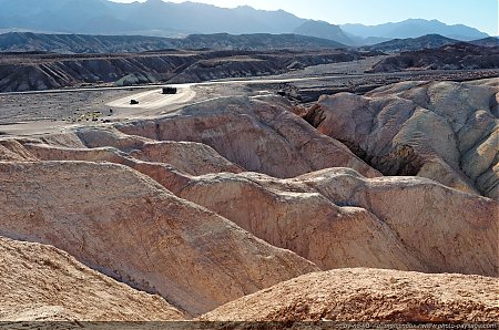 Le-vehicule-sur-le-parking-de-Zabriskie-Point-permet-de-se-faire-une-idee-de-la-taille-de-ces-formations-geologiques.jpg