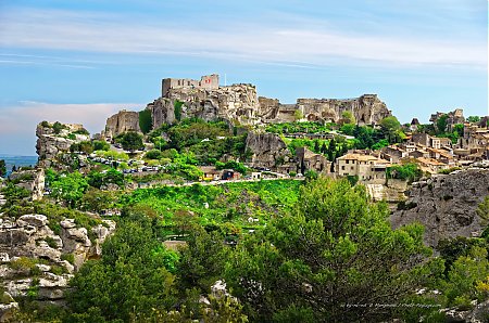 Le-village-des-Baux-de-Provence-et-son-chateau.jpg