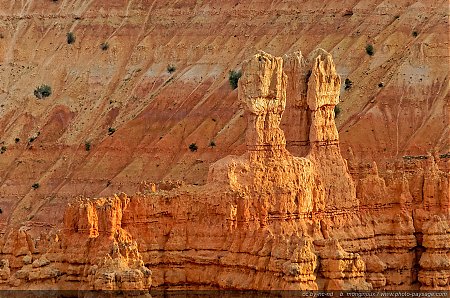 Les-Hoodoos-eclaires-par-la-lumiere-du-coucher-de-soleil---04.jpg