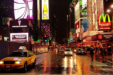 Les_rues_de_Time_Square_photographiees_de_Nuit.jpg